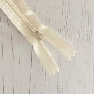 Zip: Cream, 25cm (10in), YKK, Closed End